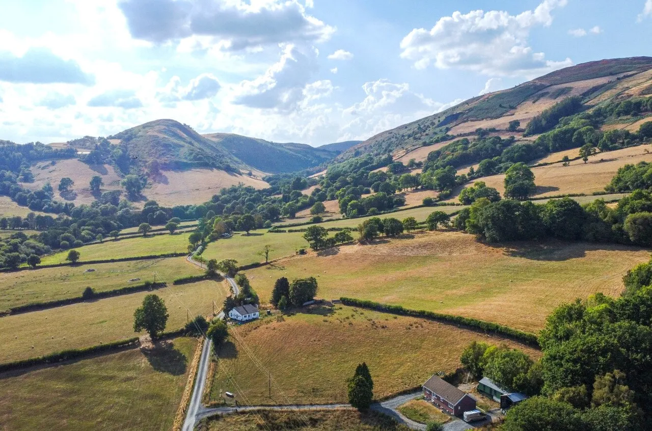 Van, Llanidloes, photo 57
