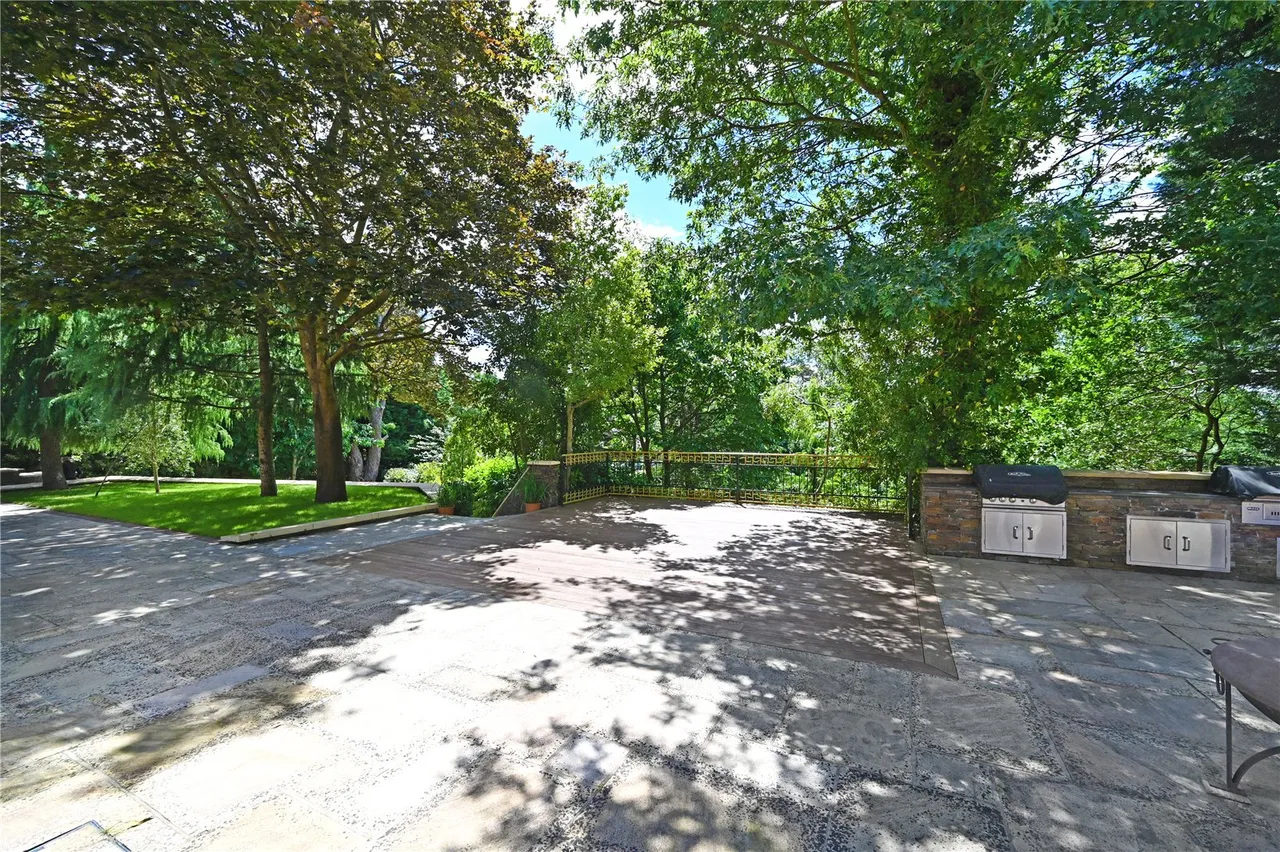 Camp End Road, St George's Hill, KT13, photo 26