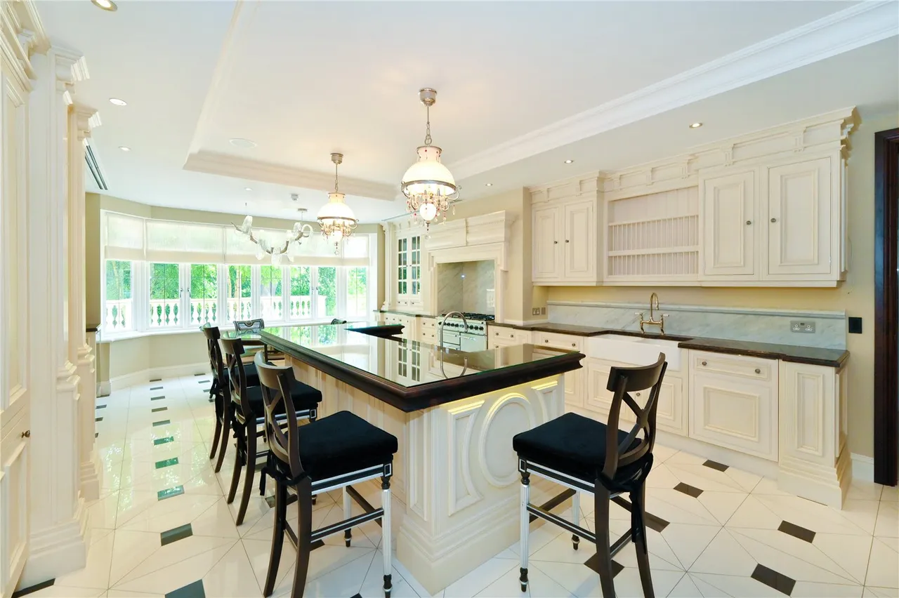 Camp End Road, St George's Hill, KT13, photo 8
