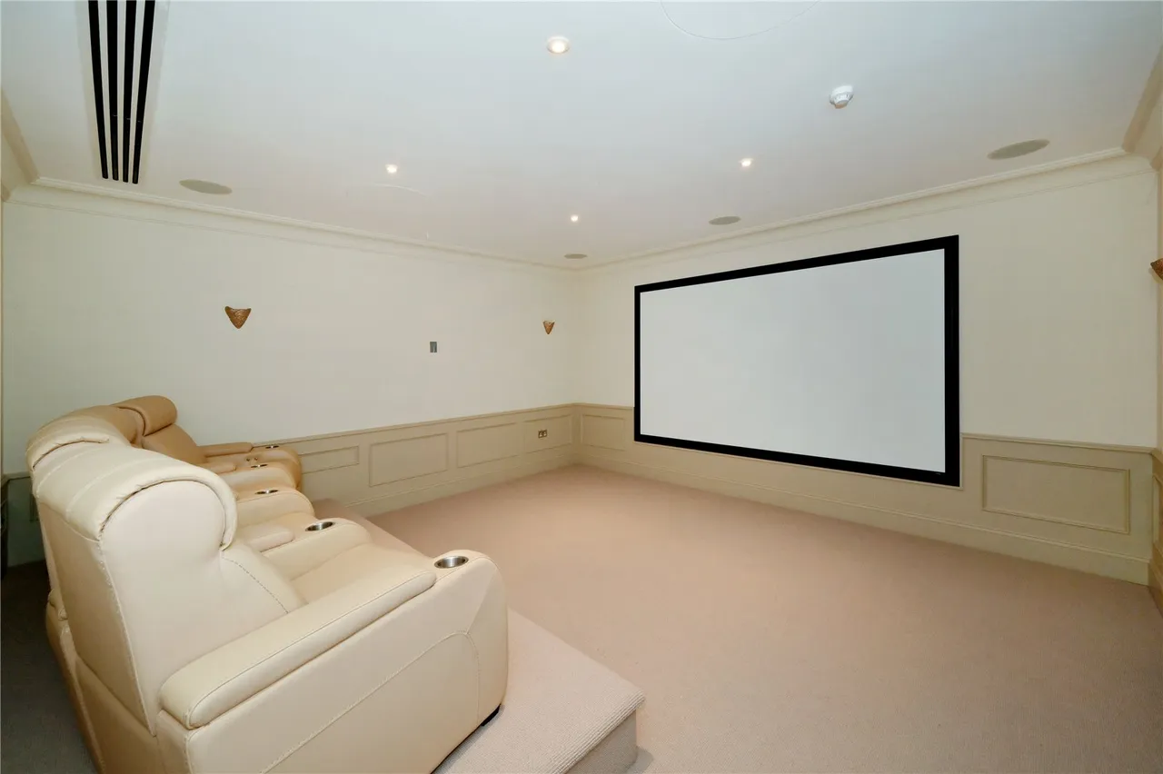 Camp End Road, St George's Hill, KT13, photo 5