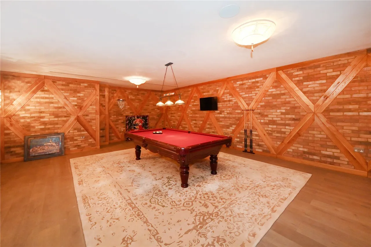 Camp End Road, St George's Hill, KT13, photo 4