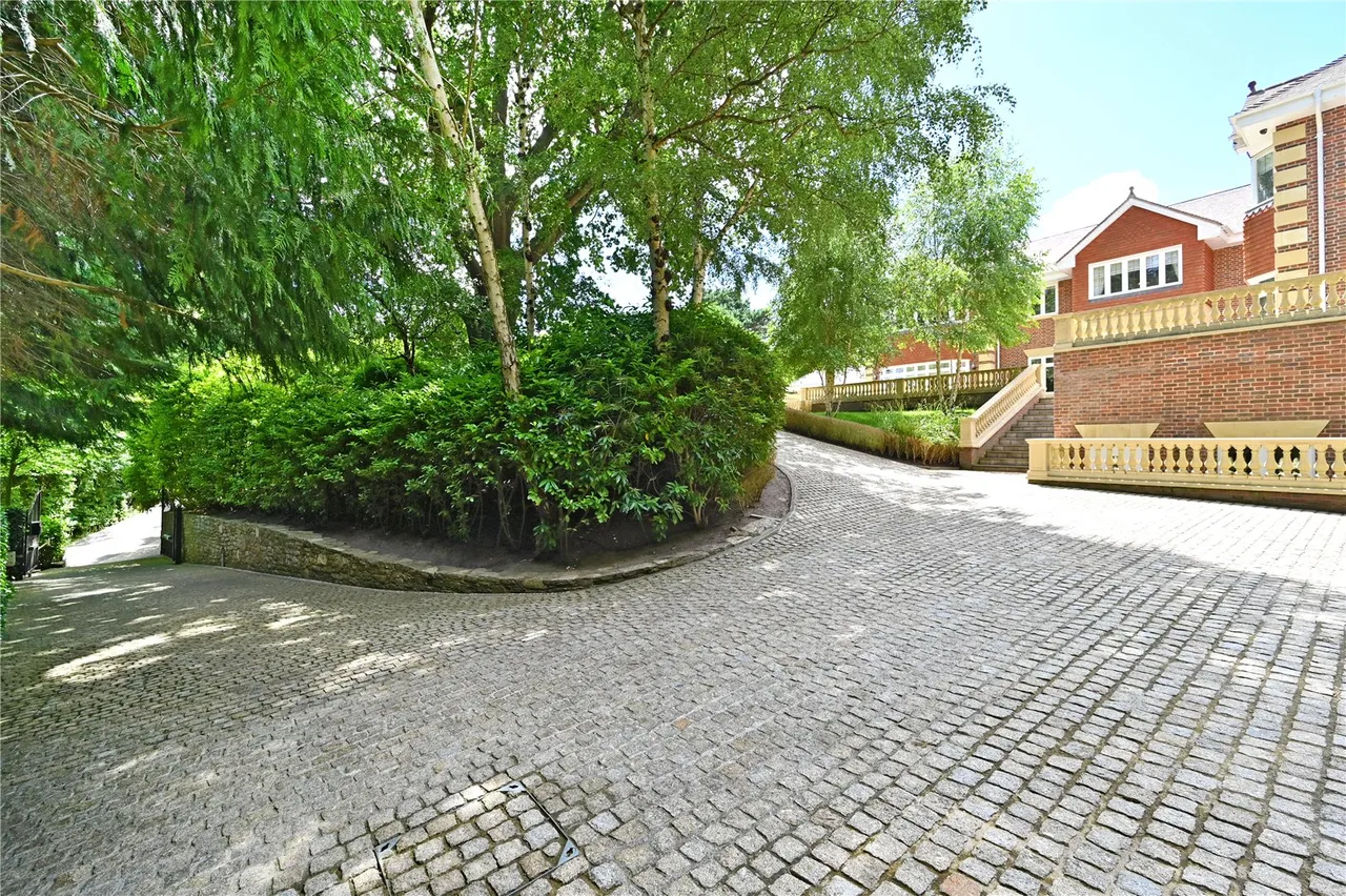 Camp End Road, St George's Hill, KT13, photo 28