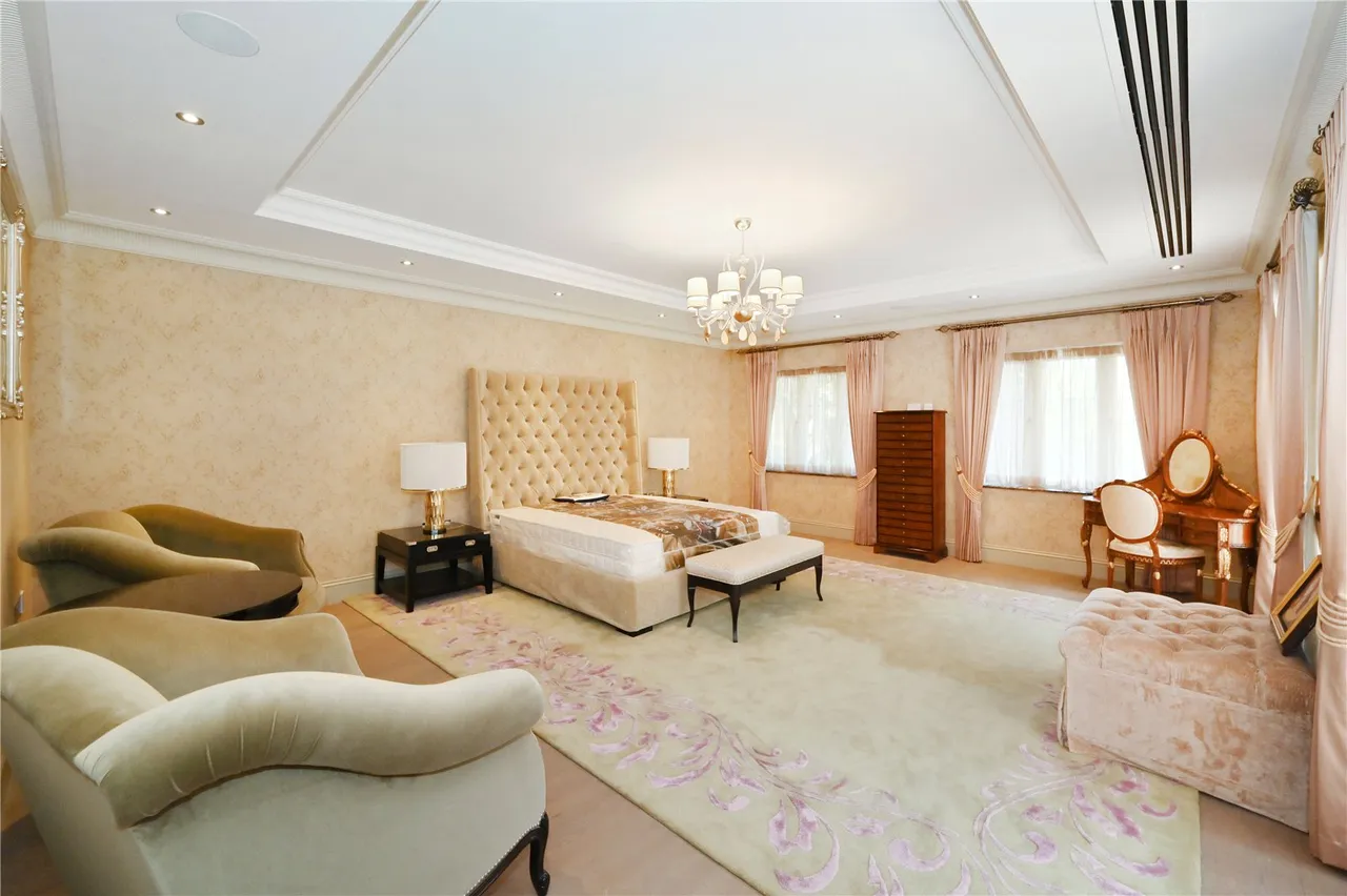 Camp End Road, St George's Hill, KT13, photo 13