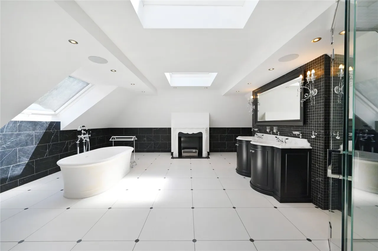 Camp End Road, St George's Hill, KT13, photo 19
