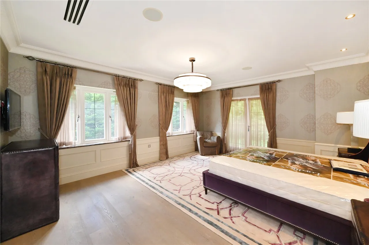 Camp End Road, St George's Hill, KT13, photo 16