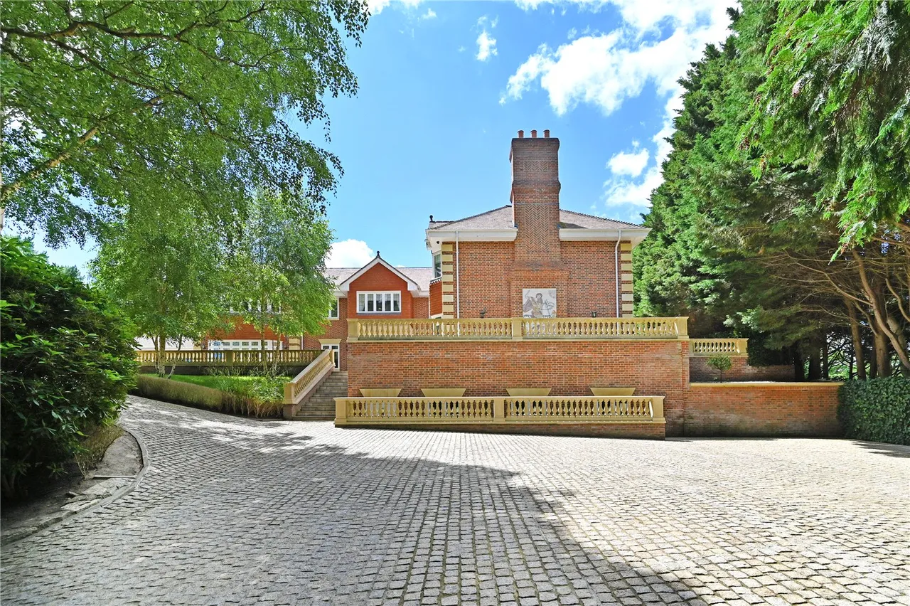Camp End Road, St George's Hill, KT13, photo 29