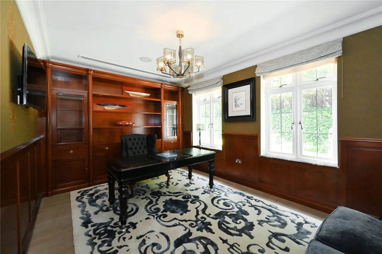 Camp End Road, St George's Hill, KT13, photo 11