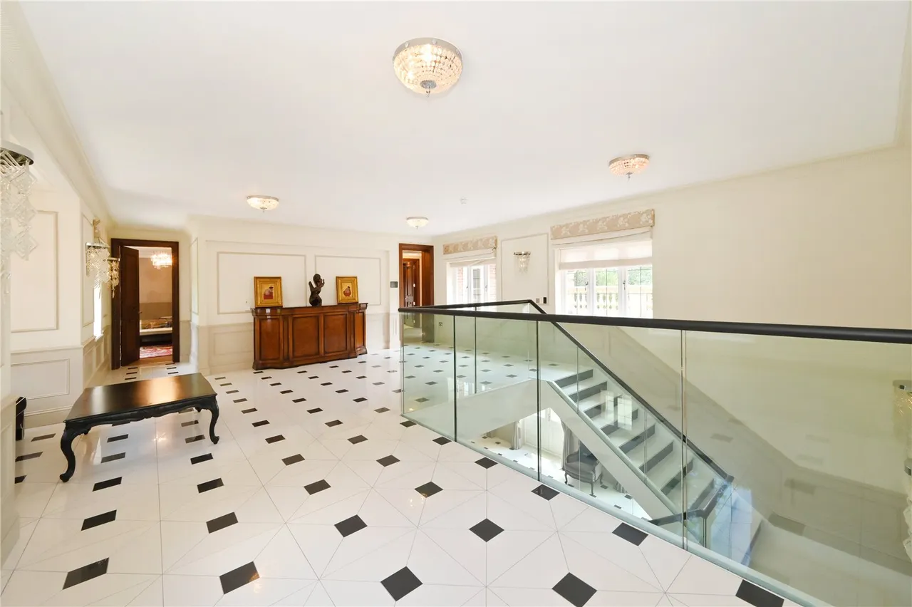 Camp End Road, St George's Hill, KT13, photo 12