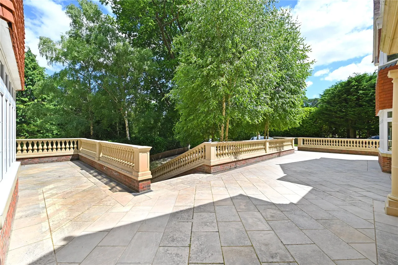 Camp End Road, St George's Hill, KT13, photo 27