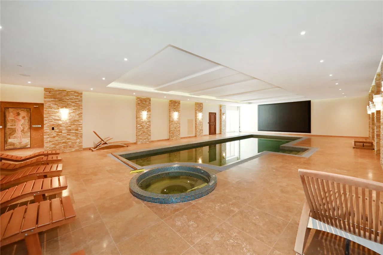 Camp End Road, St George's Hill, KT13, photo 22