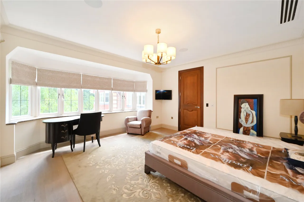 Camp End Road, St George's Hill, KT13, photo 18