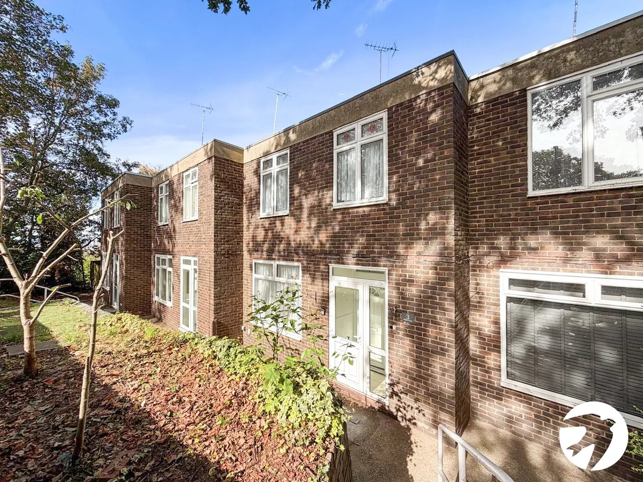 3 bed house to rent, Felspar Close, London, SE18