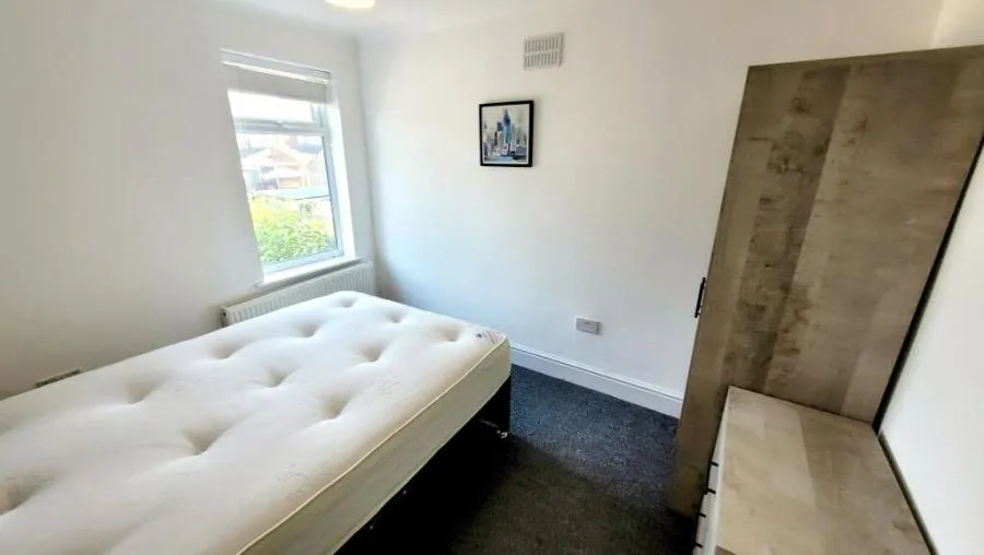 St. Saviours Road, Coalville, LE67, photo 3
