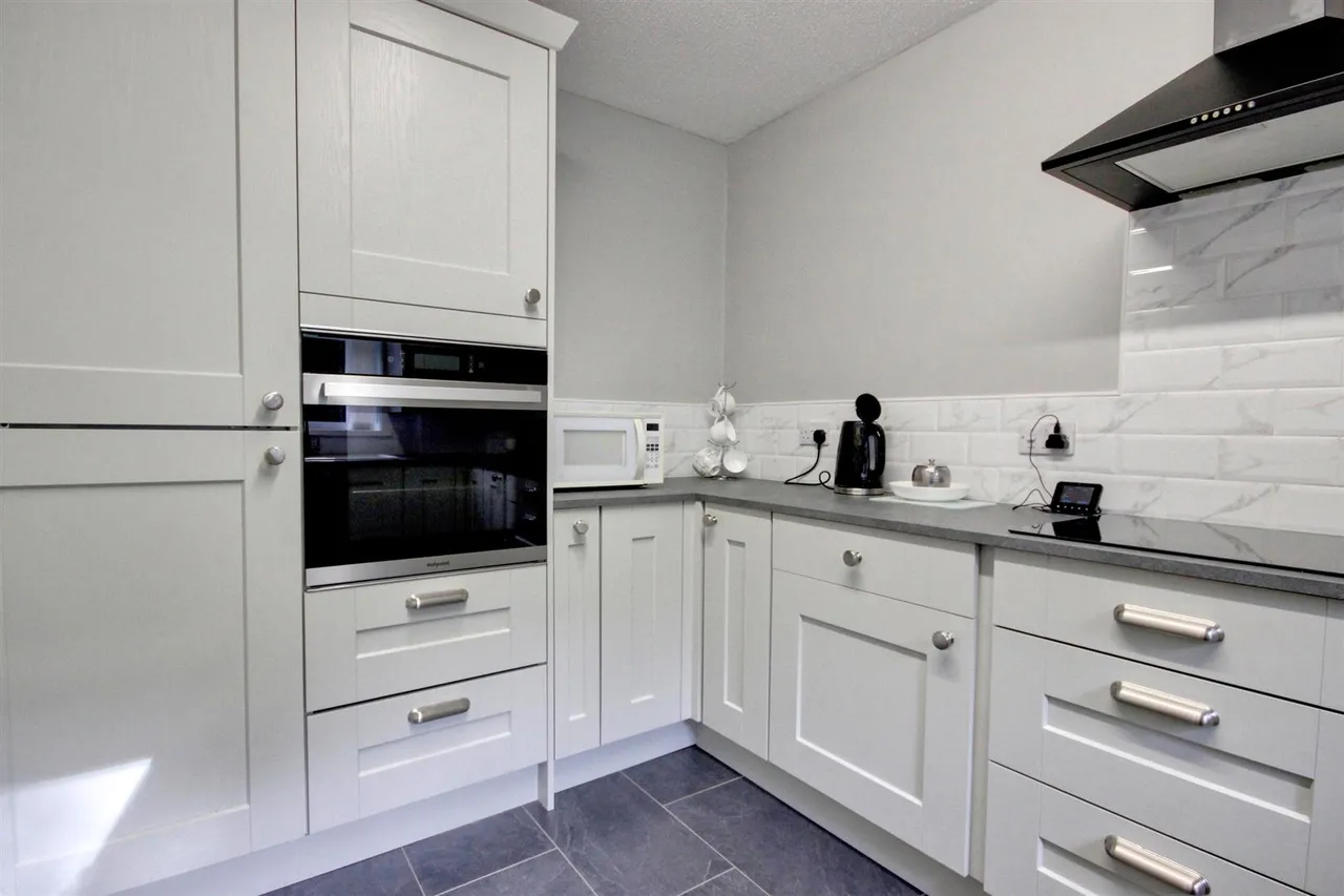 2 bed flat for sale — Beverley Road, Willerby