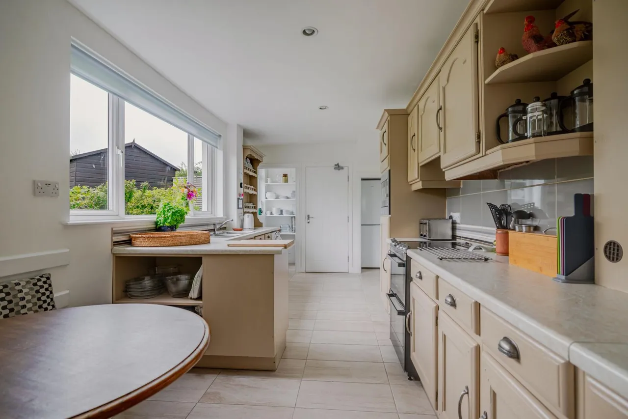 An exceptional 7-Bedroom home with flexible living and stunning Rhossili location, photo 10