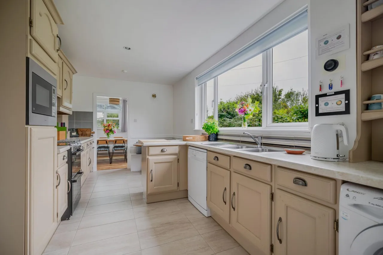 An exceptional 7-Bedroom home with flexible living and stunning Rhossili location, photo 9