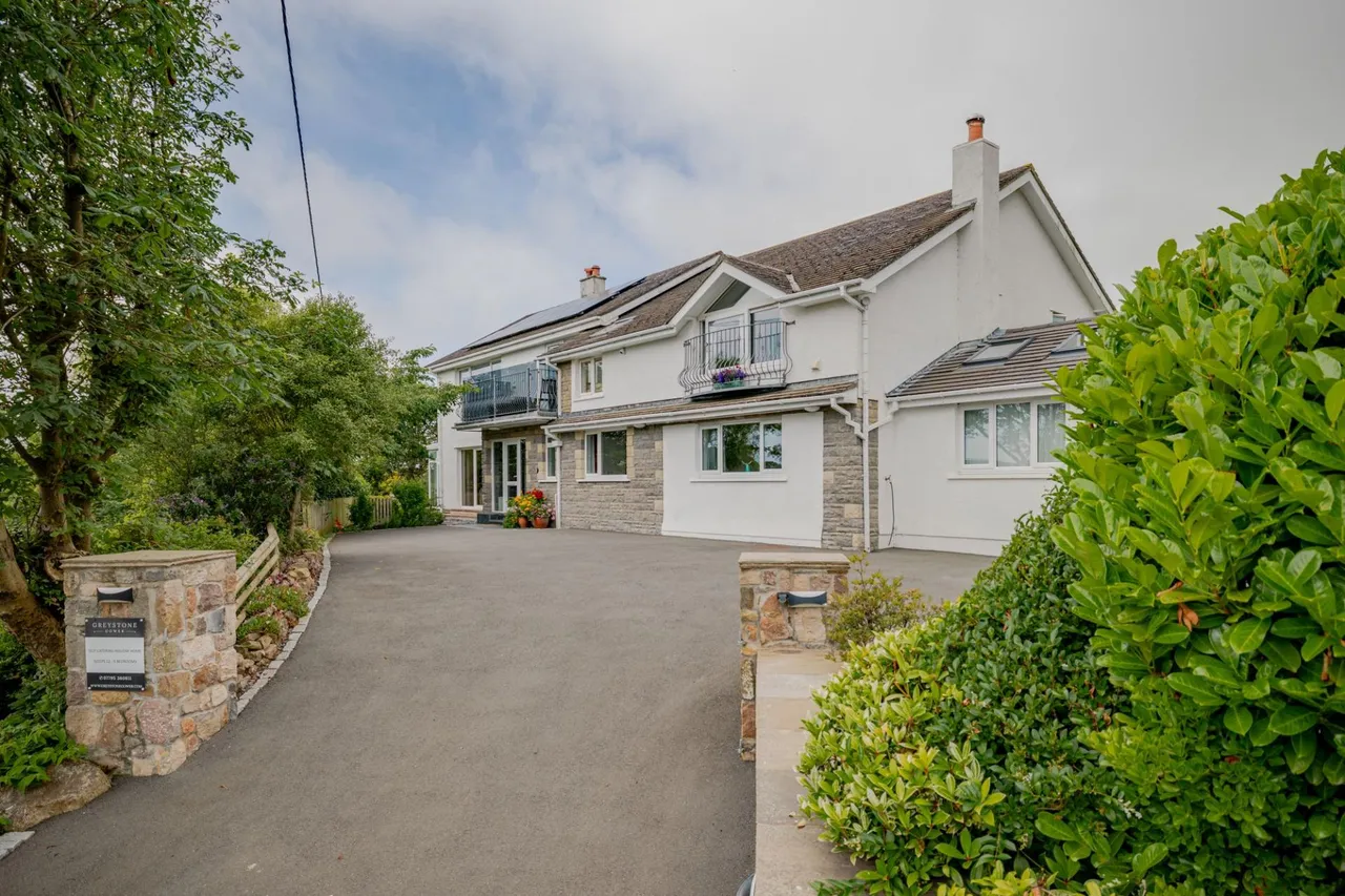 An exceptional 7-Bedroom home with flexible living and stunning Rhossili location, photo 4