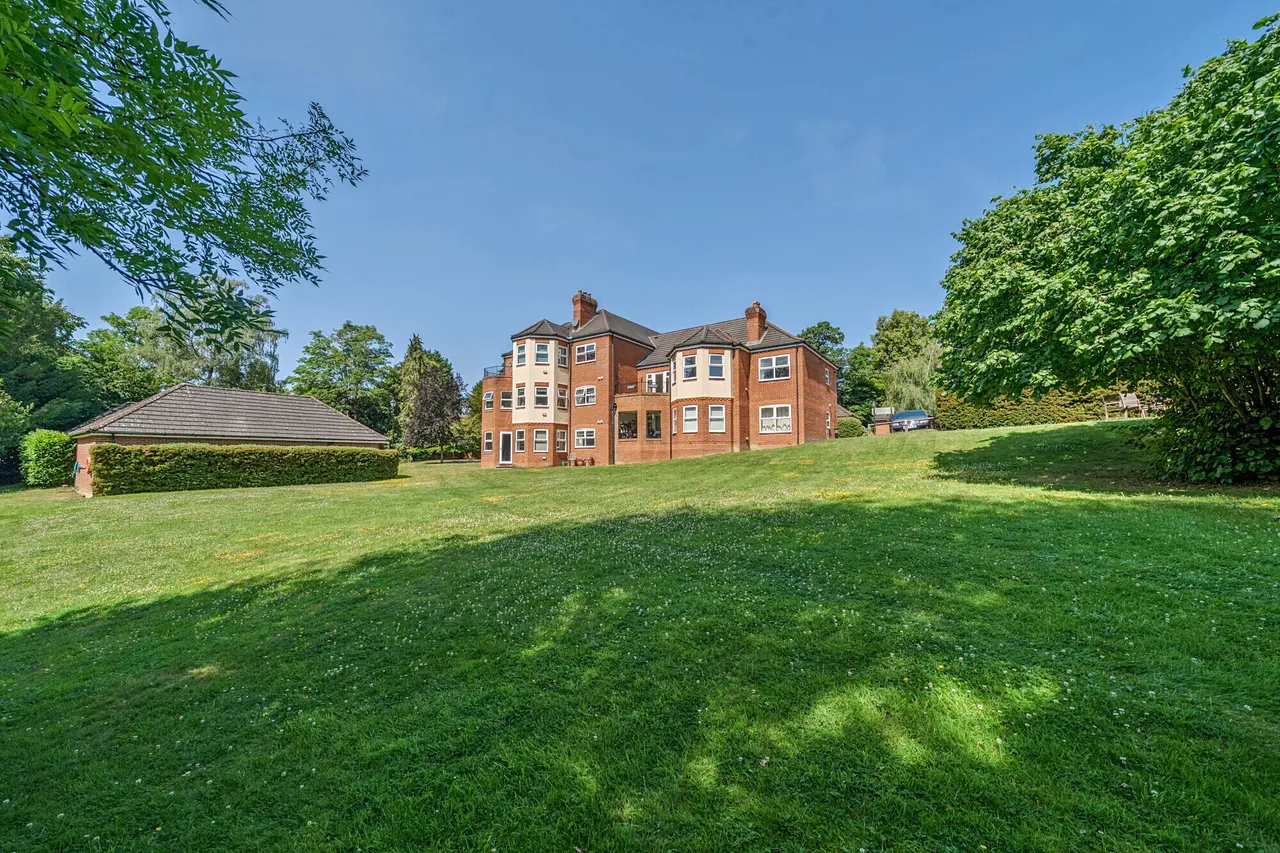 2 bed flat for sale, Hale Place, Farnham, GU9