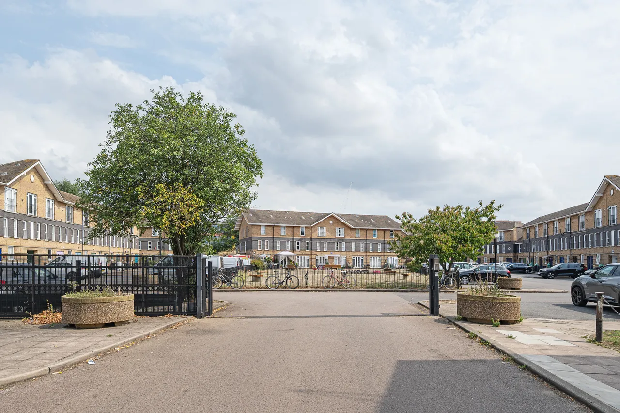 1 bed flat for sale — 95 Leabank Square, London
