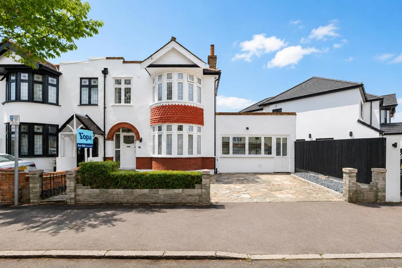 4 bed house for sale, Beccles Drive, Barking, IG11