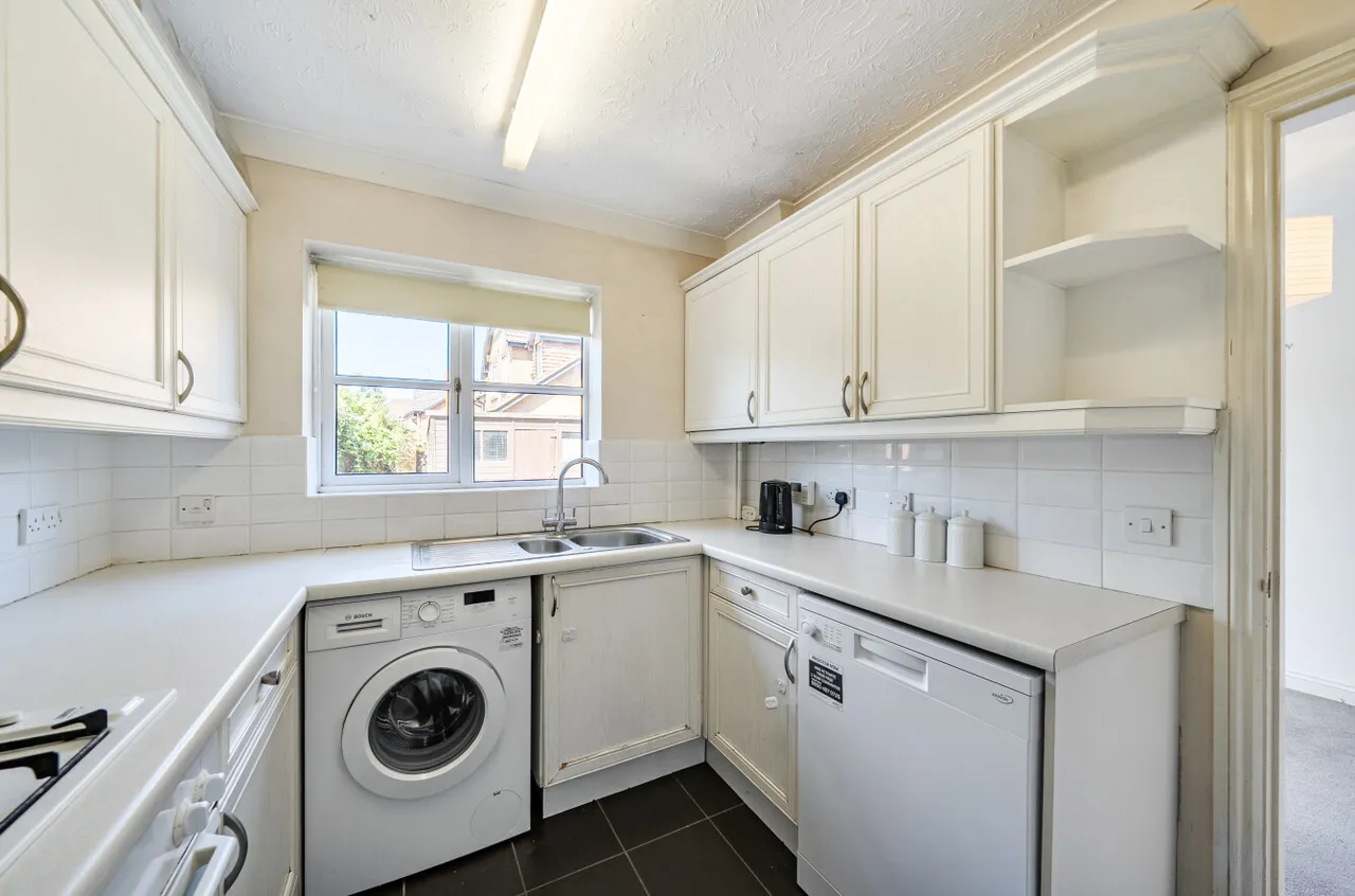 Acer Drive, West End, Woking, Surrey, GU24 9XH, photo 5