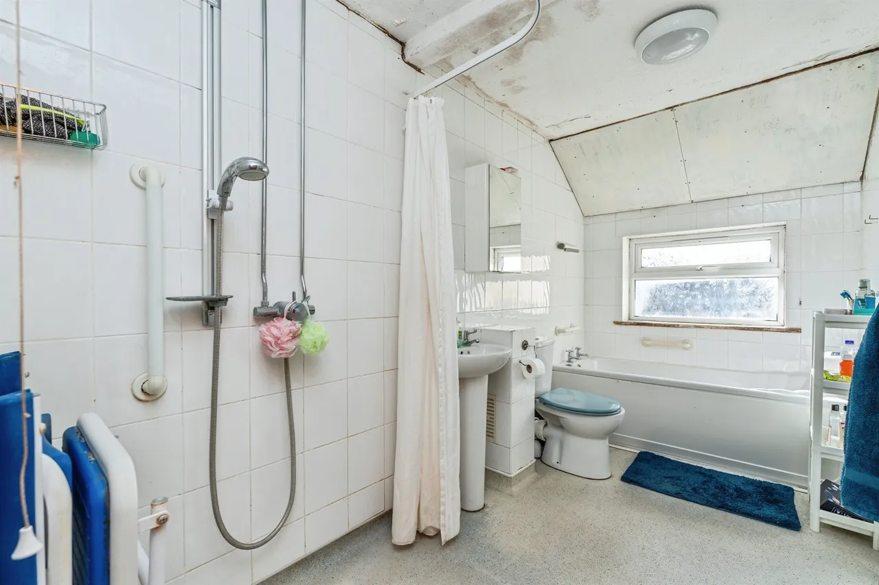 Warwick Road, Totton, SO40, photo 13