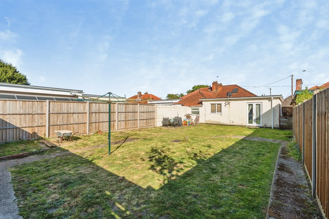 Warwick Road, Totton, SO40, photo 8