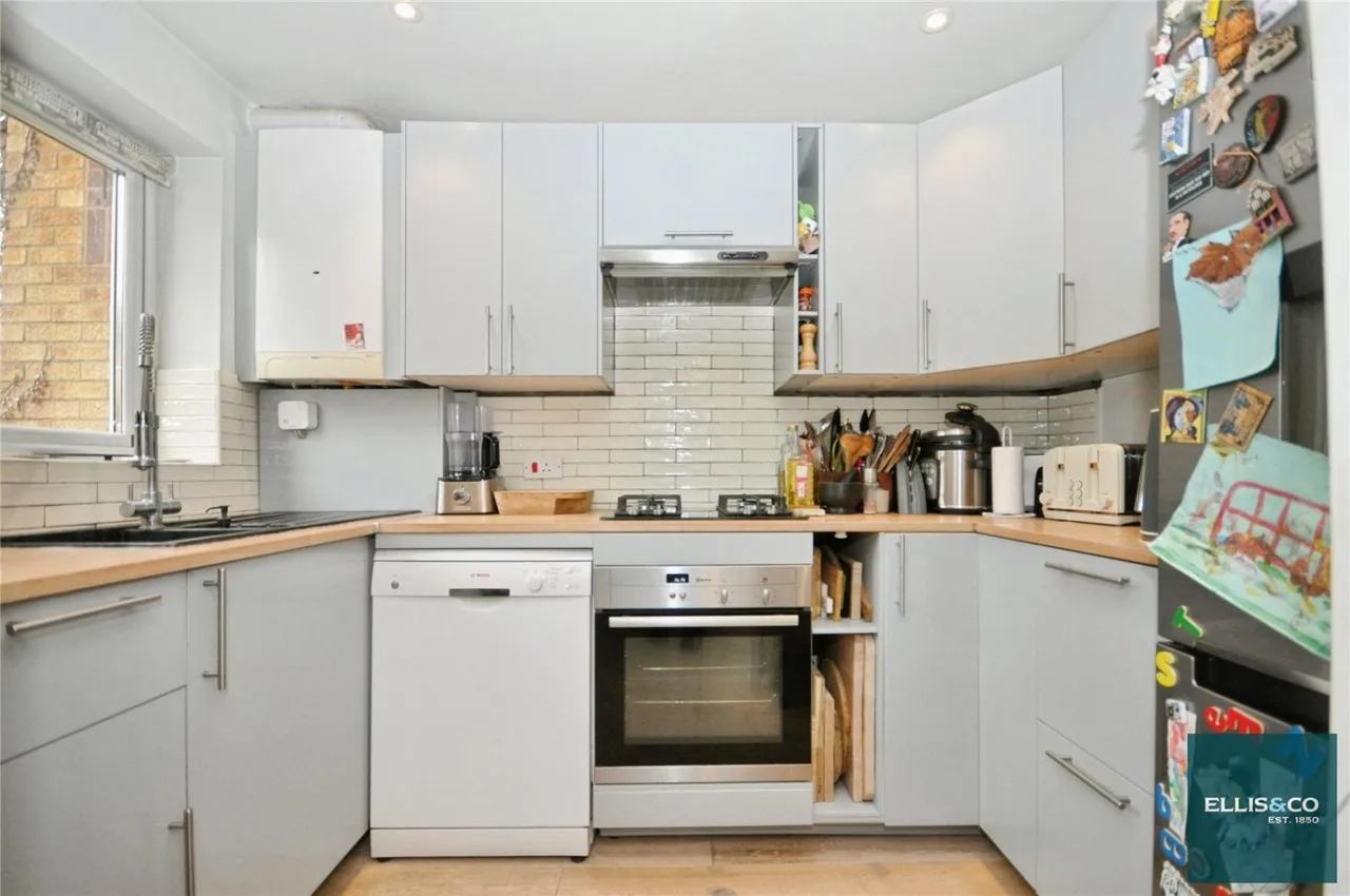 Greenway Close, Friern Barnet, N11, photo 2
