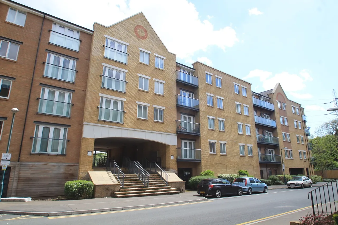 2 bed flat for sale — Black Eagle Drive, Gravesend