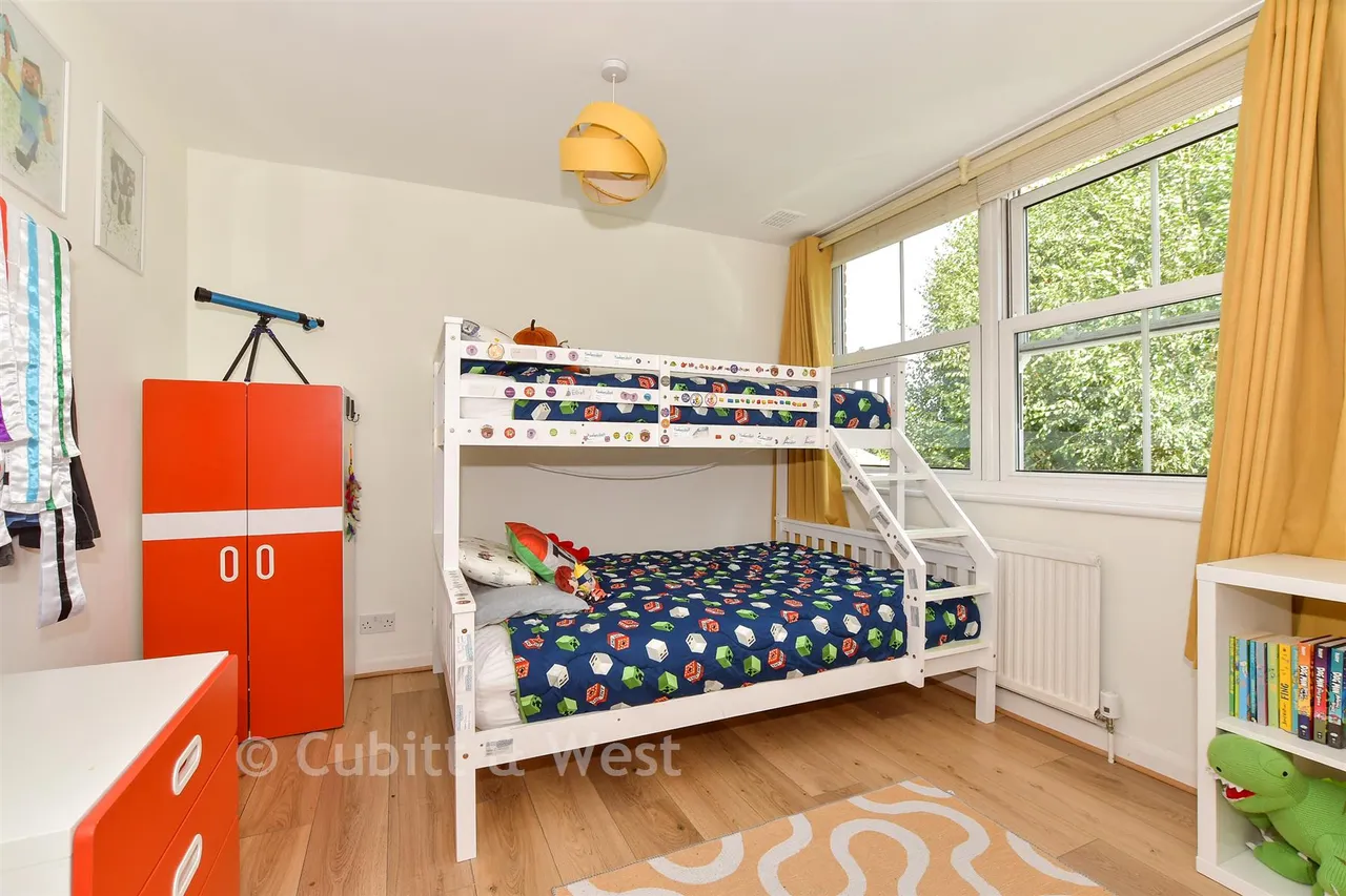 North Parade, Horsham, RH12, photo 13