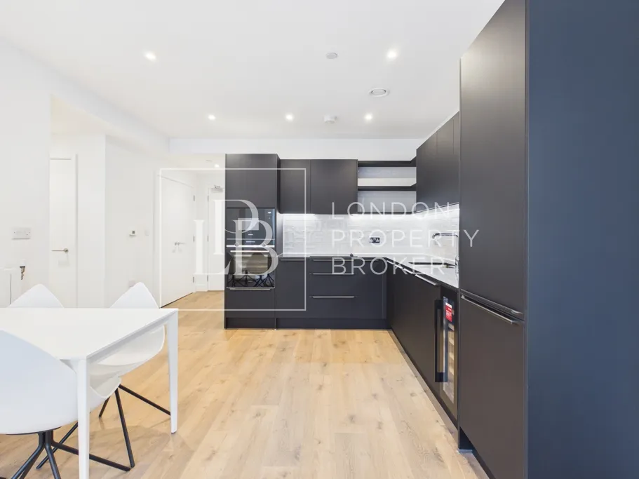 2 bed flat to rent, Langham Grove, London, SE28
