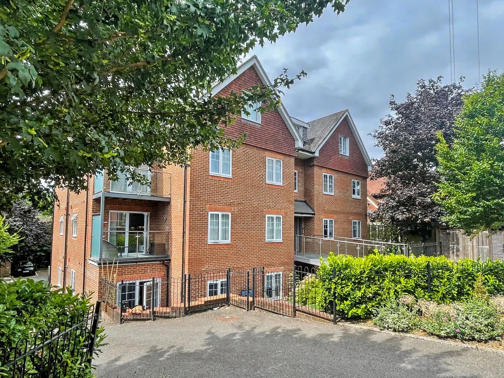 2 bed flat for sale — West Wycombe Road, High Wycombe HP12 3AW
