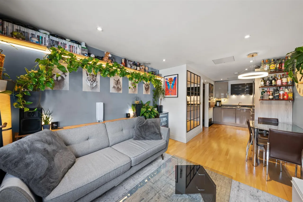 Garden Court, West Drayton, photo 4
