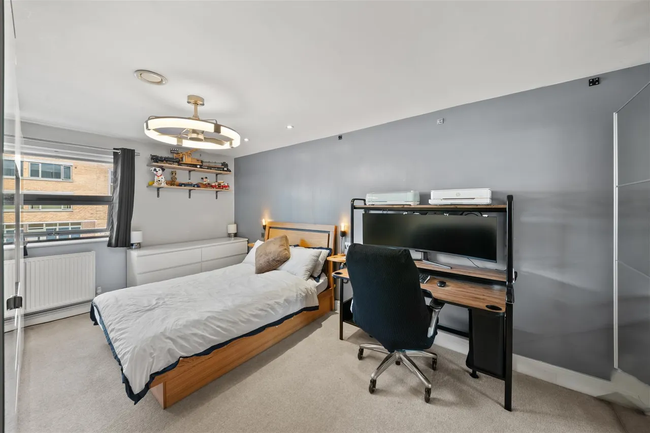 Garden Court, West Drayton, photo 3