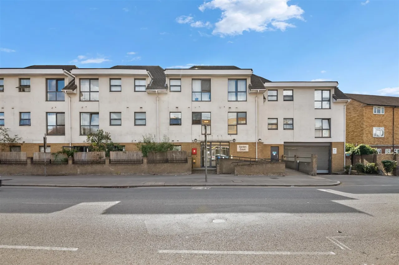 Garden Court, West Drayton, photo 5