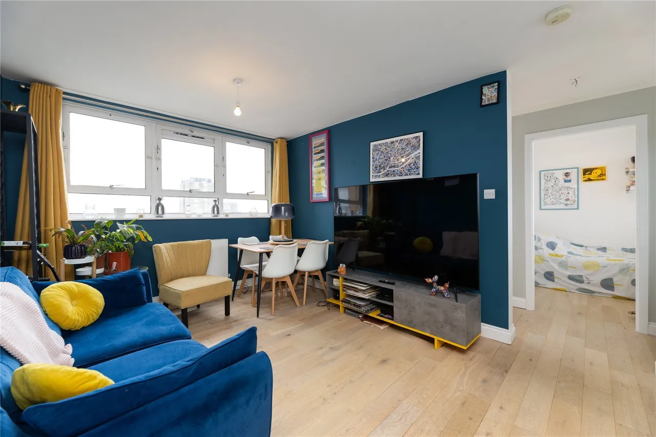 3 bed flat for sale — Castlecombe Drive, London, SW19