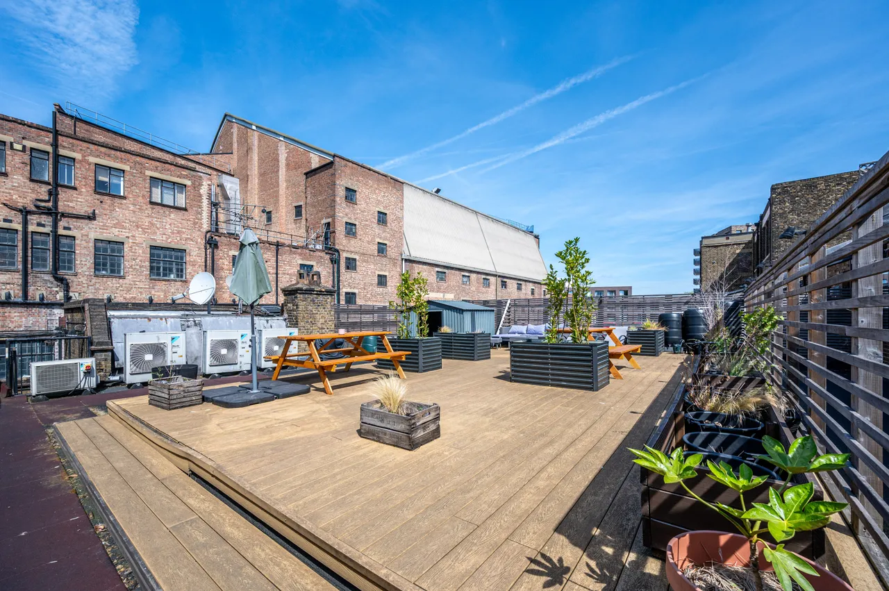 Flat 2, 400-402 Brixton Road, London, photo 2