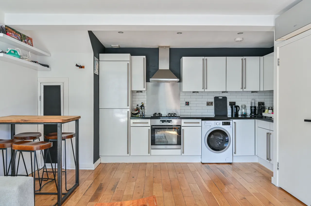 Flat 2, 400-402 Brixton Road, London, photo 4