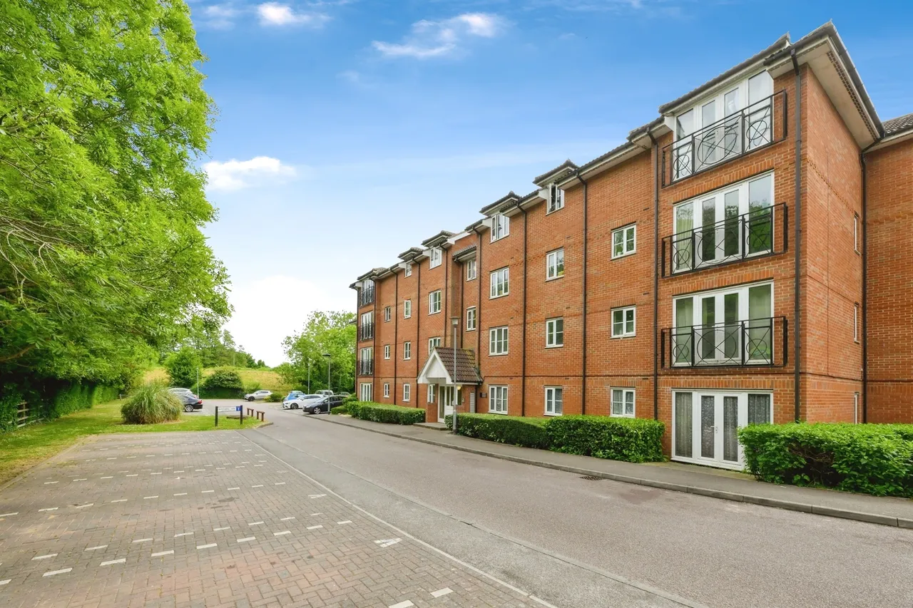2 bed flat for sale — Winnipeg Way, Broxbourne