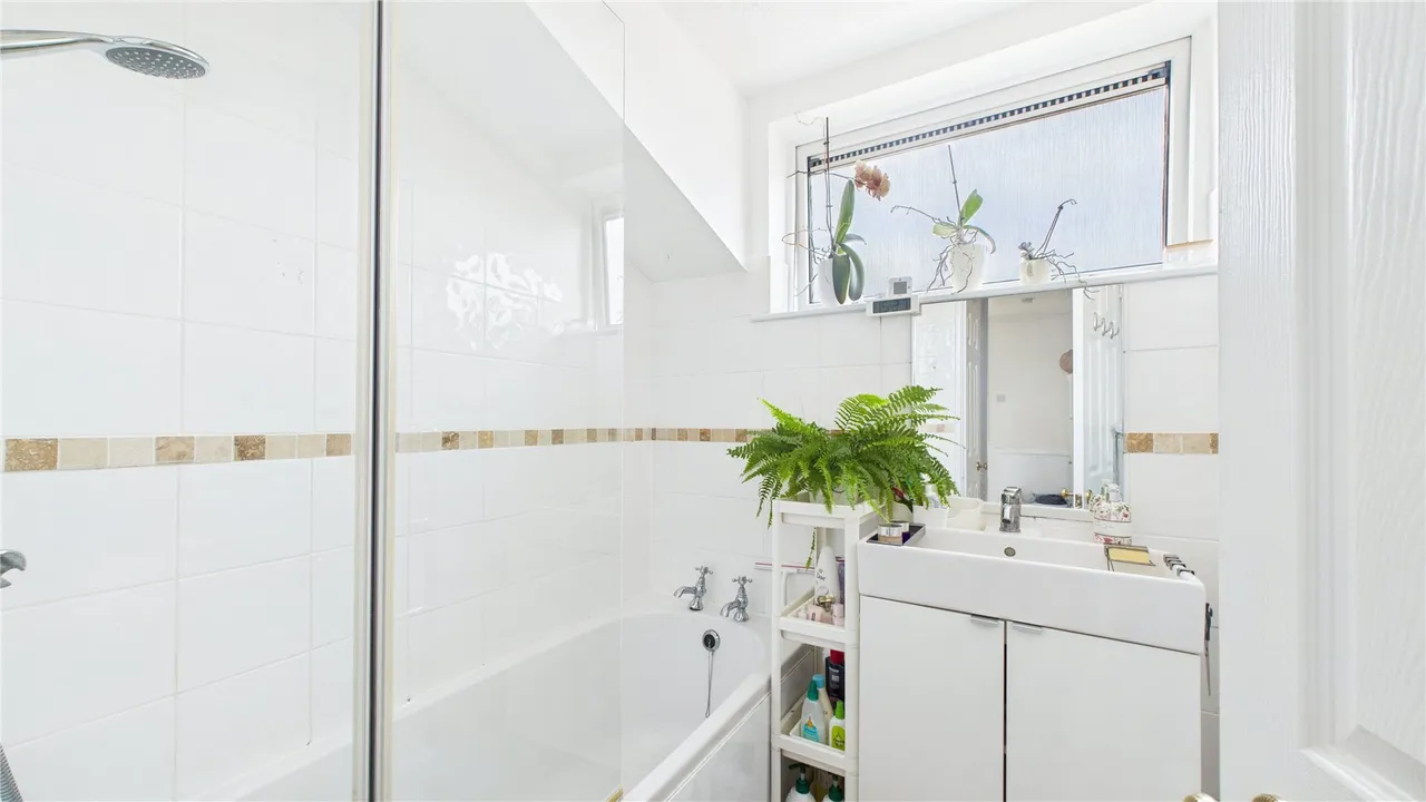 Windsor Court Road, Chobham, GU24, photo 12