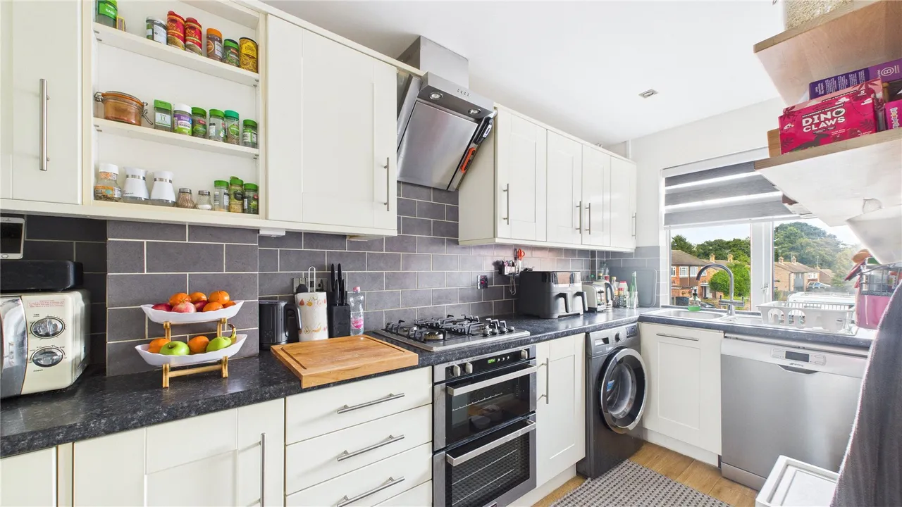 Windsor Court Road, Chobham, GU24, photo 6