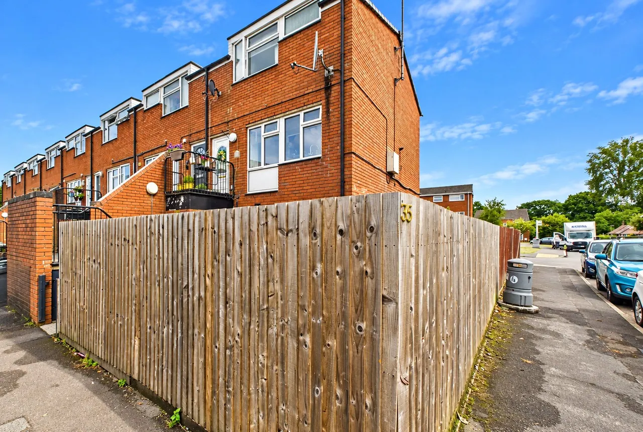 2 bed flat for sale, Windsor Court Road, Chobham, GU24