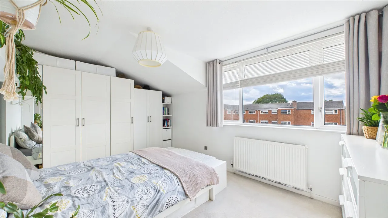 Windsor Court Road, Chobham, GU24, photo 11