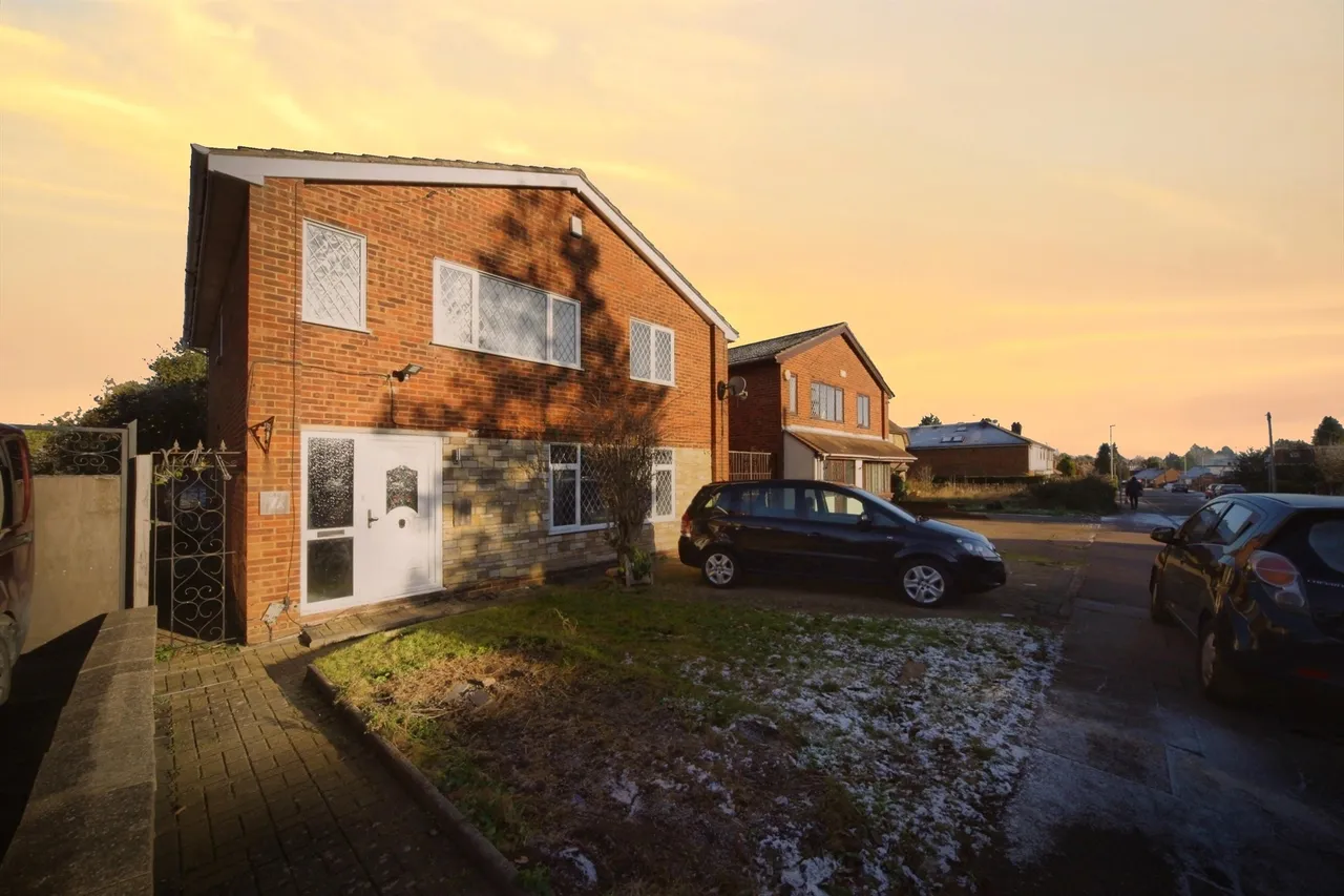 4 bed house for sale — Capron Road, Luton