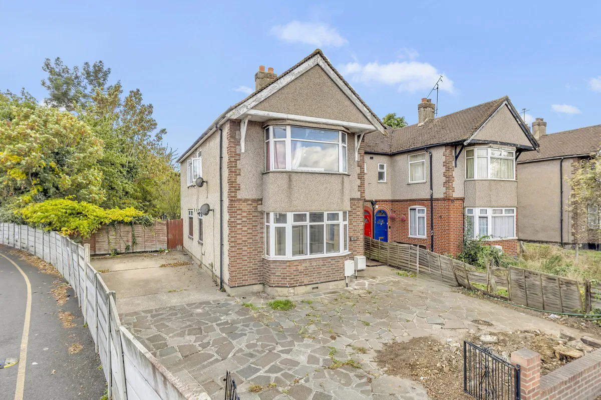 2 bed flat for sale, London Road, Romford, RM7