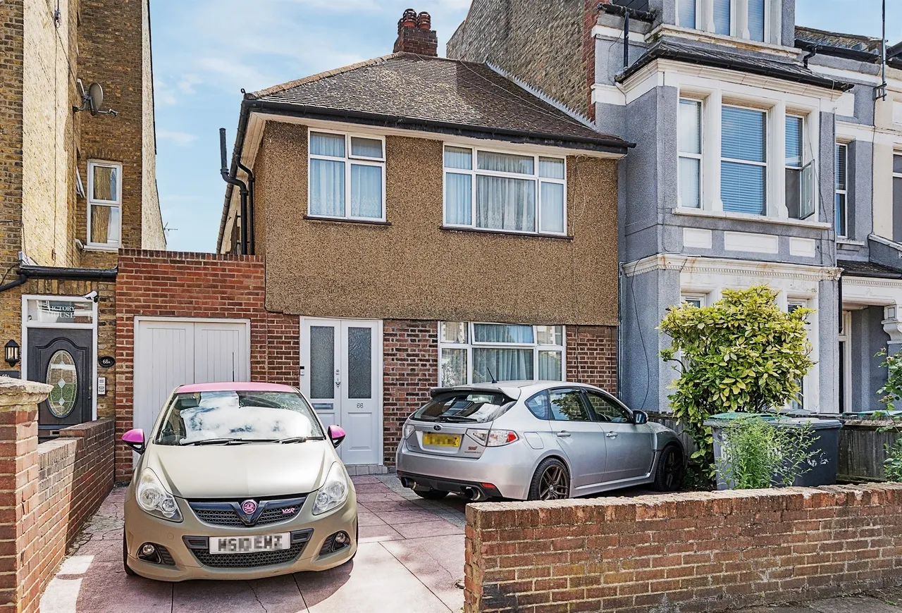 3 bed house for sale — Palmerston Road, London