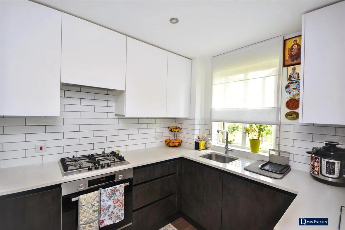 Nyall Court, Gidea Park, Romford, RM2, photo 3