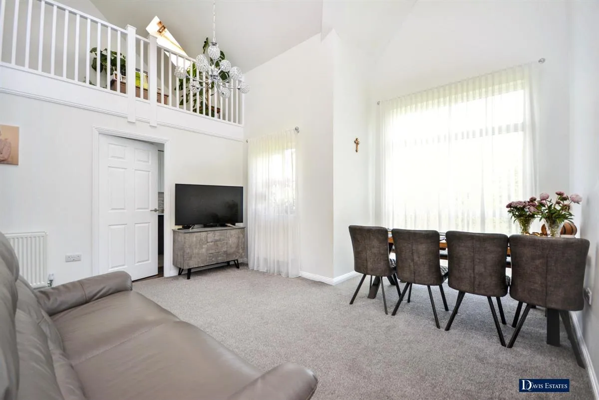 Nyall Court, Gidea Park, Romford, RM2, photo 2
