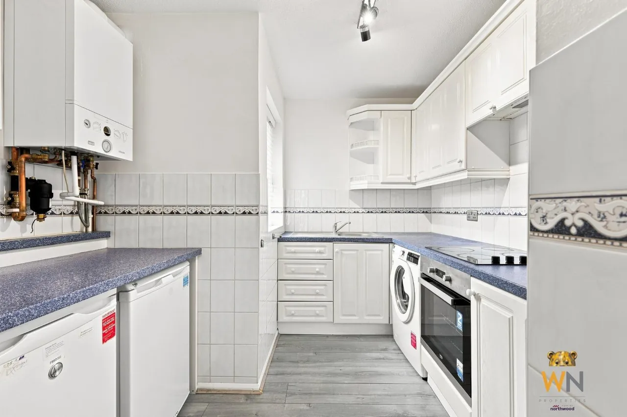 Rayleigh Road, Hutton, CM13, photo 5
