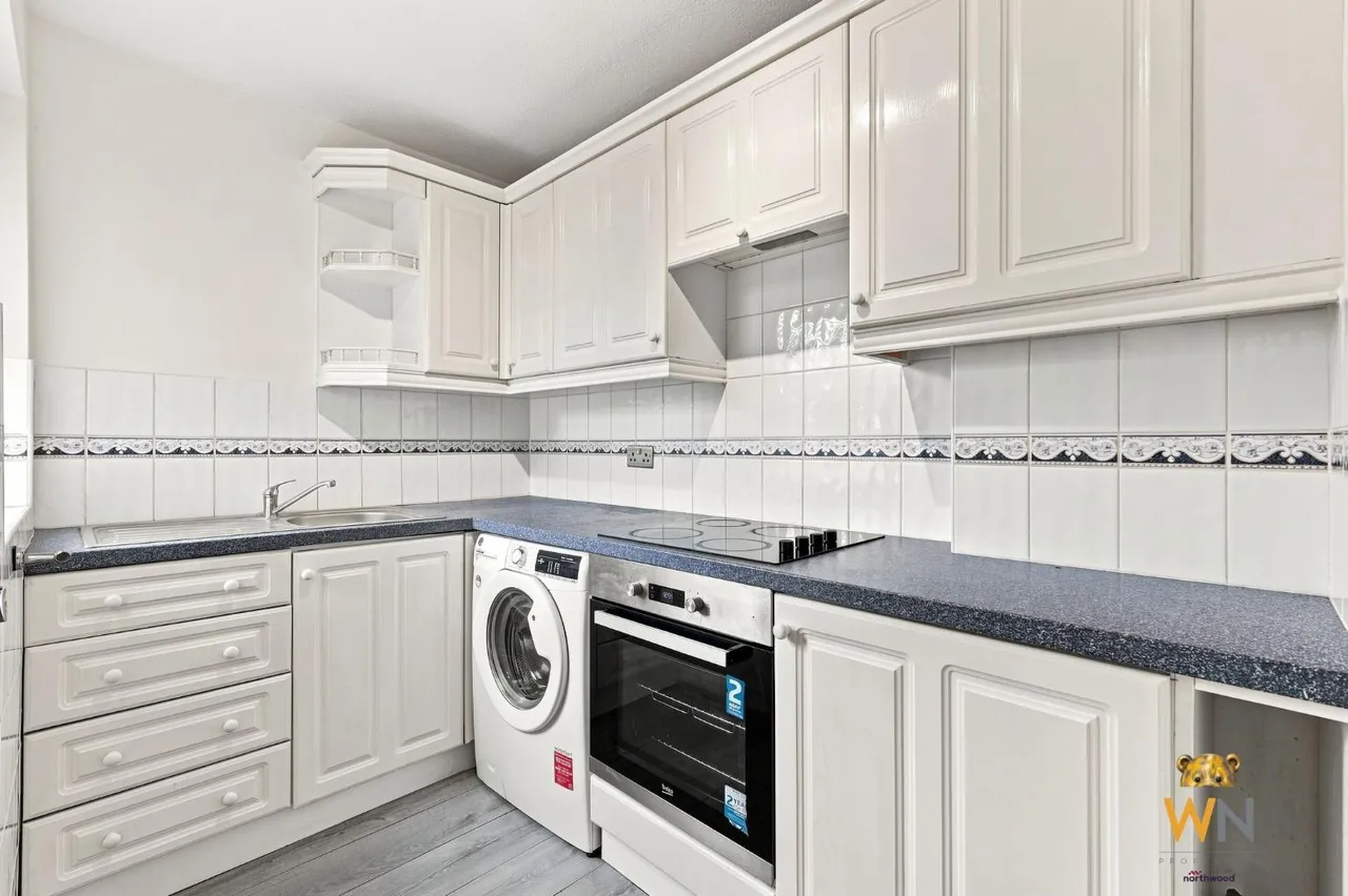 Rayleigh Road, Hutton, CM13, photo 6